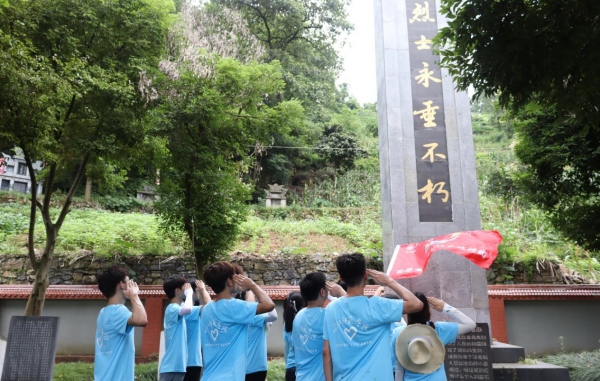 團隊前往郁山鎮(zhèn)參觀烈士陵園。長江師范學院供圖