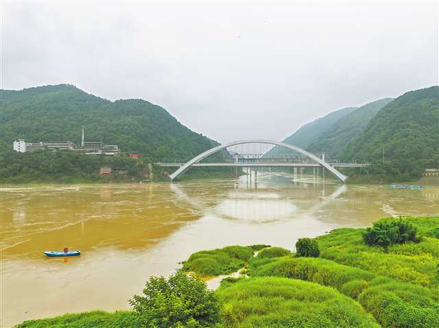 7月9日，今年入汛以來嘉陵江首次洪水過境北碚區(qū)。受上游強降雨及來水影響，近日嘉陵江水位持續(xù)上漲。目前，北碚轄區(qū)其他中小河流水勢總體平穩(wěn)，沿江街道也組織公安、城管、街道相關(guān)工作人員，對通往江邊的路口警戒執(zhí)勤，確保洪水過境期間沿江群眾的生命財產(chǎn)安全。特約攝影 秦廷富/視覺重慶