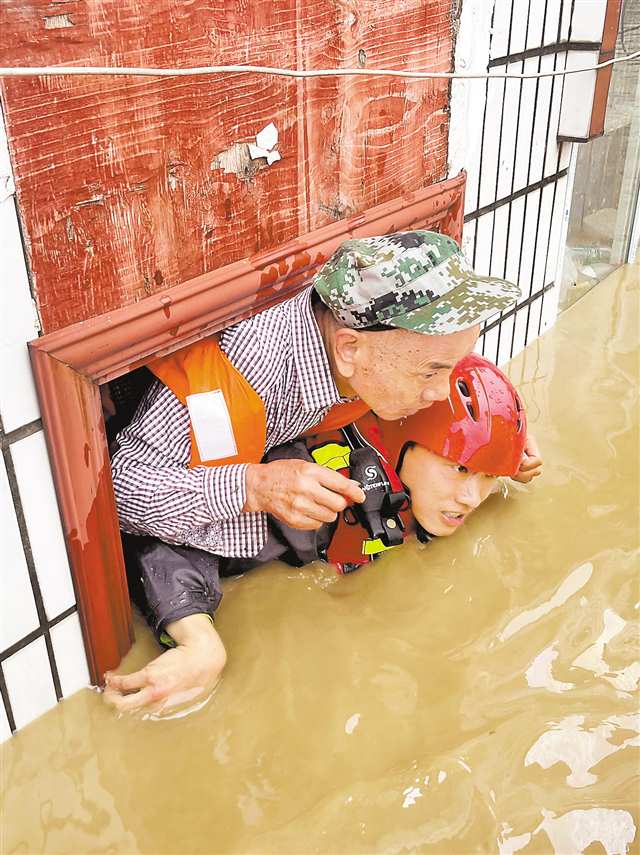 7月11日，長壽區(qū)云臺鎮(zhèn)，救援人員正在救援被困群眾。通訊員 李輝 廖濤 張豪洋 攝/視覺重慶