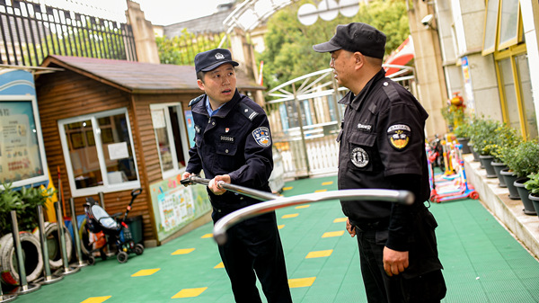 民警給學(xué)校保安傳授安保技能。南岸區(qū)公安分局供圖