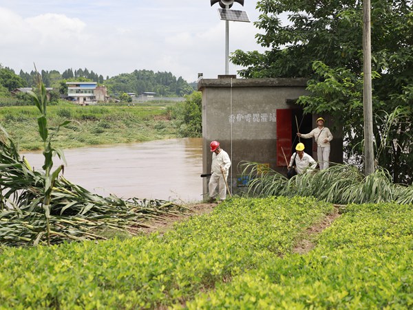 工作人員檢查提灌站房內(nèi)滲漏、積水等情況。國網(wǎng)重慶永川供電公司供圖