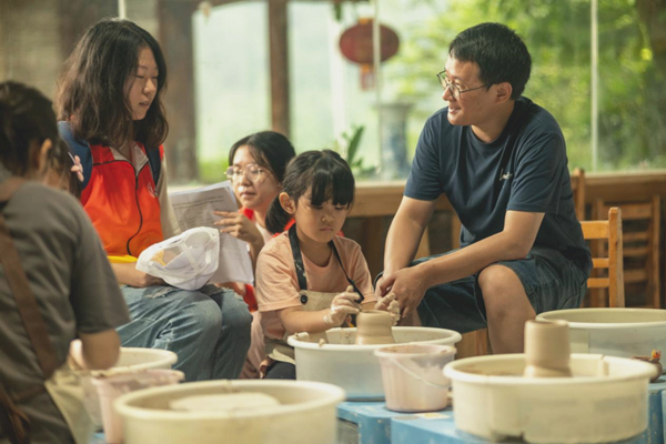 實(shí)踐團(tuán)成員與縉泉燒瓷器文化館游客交談。彭聰攝