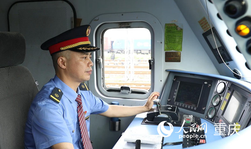 中國鐵路成都局集團有限公司重慶機務段電力機車司機江彤。人民網(wǎng)記者 胡虹攝