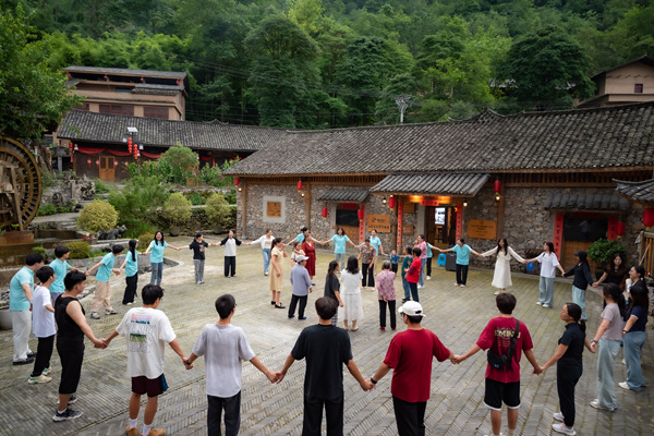 實(shí)踐團(tuán)與村民齊跳土家族擺手舞。西南大學(xué)供圖