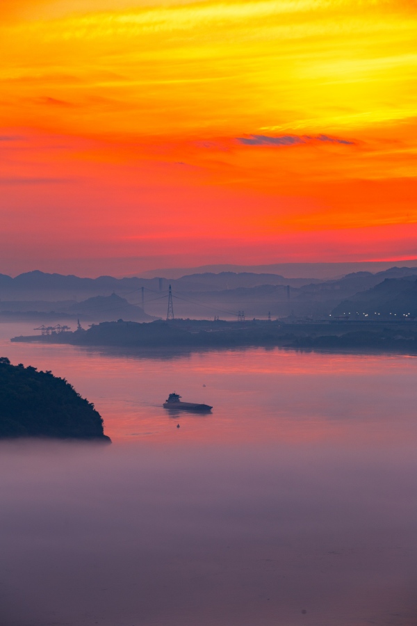 7月21日，長江涪陵段現(xiàn)平流霧景觀。