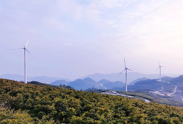 重慶農(nóng)商行支持的重慶大唐國際武隆興順風(fēng)電有限責(zé)任公司四眼坪風(fēng)電場二期建設(shè)項目現(xiàn)場。重慶農(nóng)商行供圖