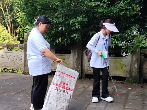 實踐團成員開展環(huán)境保護行動。重慶財經(jīng)學院供圖