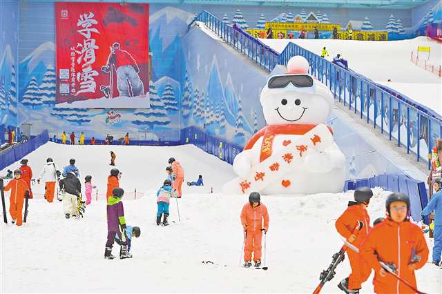 沙坪壩區(qū)重慶熱雪奇跡室內(nèi)滑雪場，游客正在滑雪和玩雪。（資料圖片）特約攝影 孫凱芳/視覺重慶