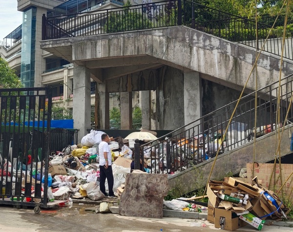 健身步道被收廢品長期占用，整治前。荔枝街道供圖