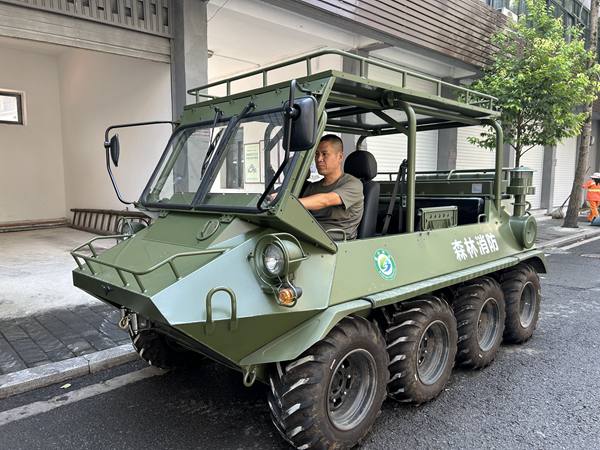 工作人員展示水陸兩用山地車。受訪單位供圖