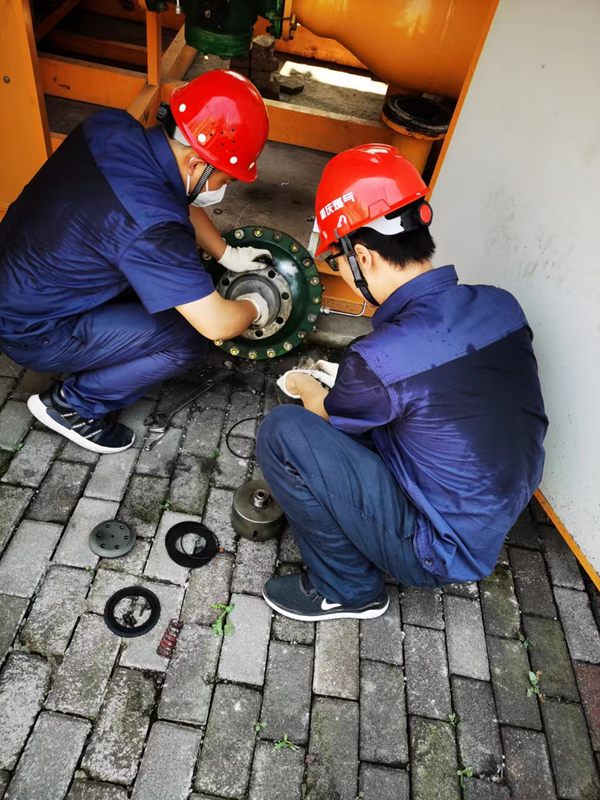 重慶燃氣集團工作人員對燃氣設(shè)施設(shè)備進行維護保養(yǎng)。重慶燃氣集團供圖