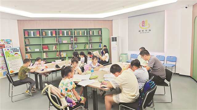 革新社區(qū)少年兒童在烽火少年驛站看書學習。（受訪者供圖）