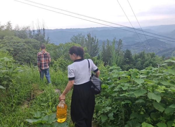 家訪路上的王繼霞。受訪者供圖