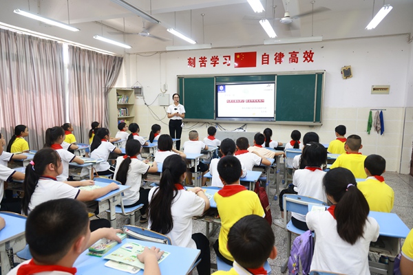 活動現(xiàn)場，科普員向同學們講解地質(zhì)災害防治知識。曾英豪攝