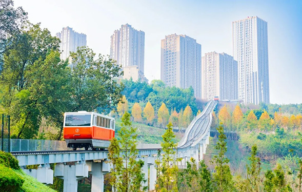 市民搭乘禮光纜車，穿行在禮嘉智慧公園內(nèi)拍照打卡。重慶龍湖供圖