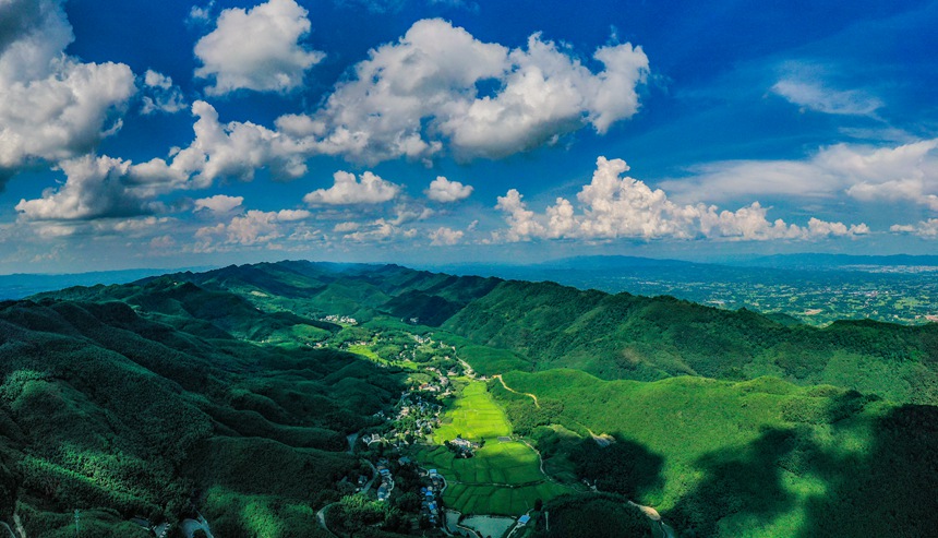 鳥瞰明月山。熊偉攝