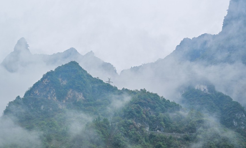 10月初的巫山縣下莊村天路，在秋日云雨中美不勝收。記者 張春曉 攝