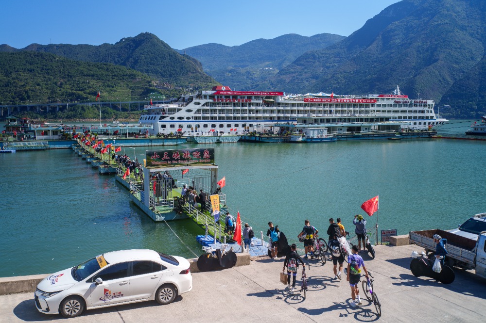 10月18日，巫山縣小三峽旅游碼頭，參賽選手們正在有序上船。記者 李雨恒 攝