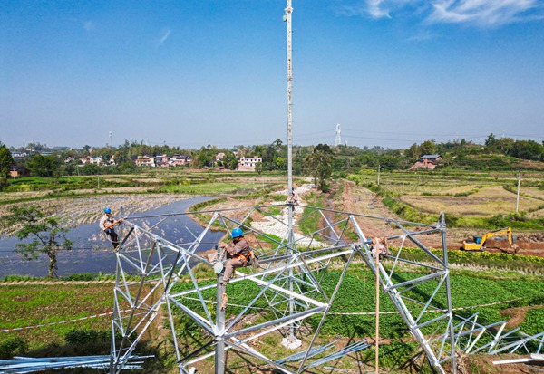 組塔施工作業(yè)。國(guó)網(wǎng)重慶永川供電公司供圖