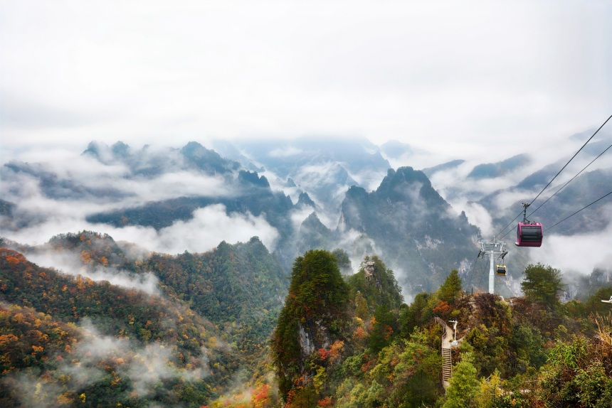 云霧繚繞彩葉滿山。任峰攝